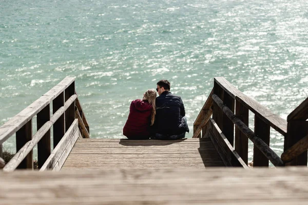 Casal Apaixonado Sentado Nas Escadas Perto Oceano Par Atraente Desfrutando — Fotografia de Stock