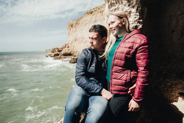 Felice Giovane Coppia Che Abbraccia Tiene Mano Dalla Vista Sull — Foto Stock