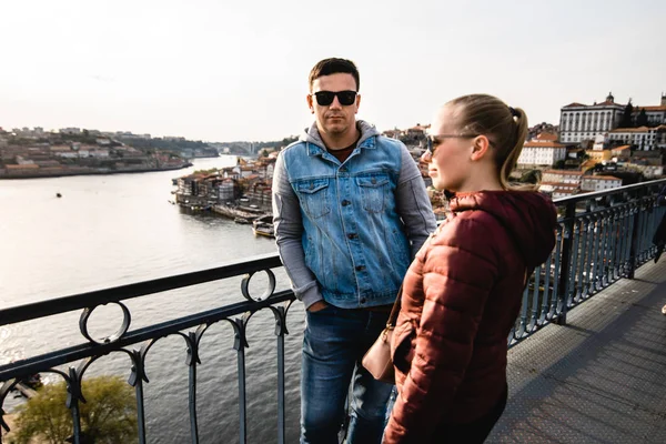 Bella Coppia Che Rimane Sul Ponte Sullo Sfondo Della Città — Foto Stock