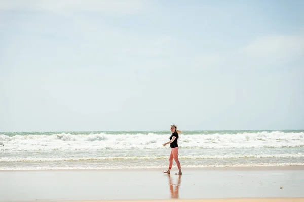 Jovencita Feliz Disfrutando Días Soleados Playa Retrato Hermosa Chica Caminando — Foto de Stock