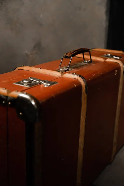 古いスタイルのヴィンテージスーツケース ロフトスタイルの客室にレトロなブラウンケース アンティークバッグの詳細 旅行コンセプト — ストック写真