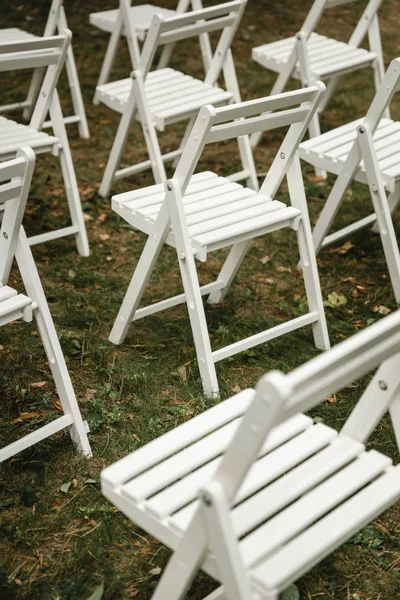 Chaises Mariage Debout Sur Herbe Blanc — Photo