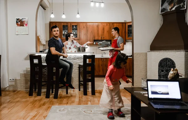 Familia Feliz Haciendo Cena Divirtiéndose Cocina Amigos Sonrientes Cocinando Leyendo — Foto de Stock