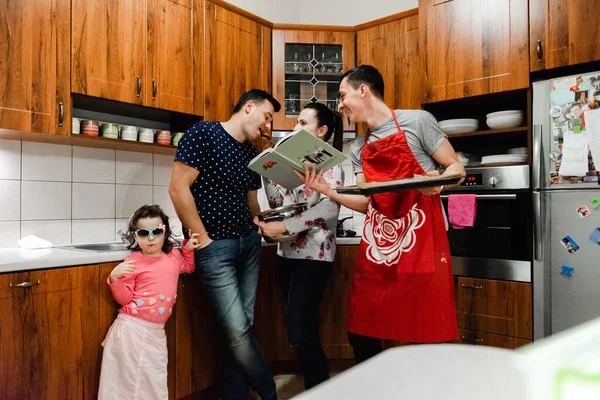 Família Feliz Fazendo Jantar Divertindo Cozinha Amigos Sorridentes Cozinhar Ler — Fotografia de Stock