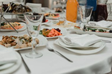 Atıştırmalıklar ve boş bardaklarla servis edilen masa. Düğün töreninde nefis yemekler yakın. Dinlenme masası kutlama için hazırlandı. Parti konsepti