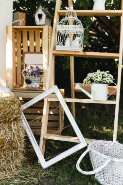 Düğün ahşabı süslemesi. Kaba bir ziyafet. Saman, yeşillik ve salon alanıyla süslenmiş ahşap tahta. Düğün fotoğrafı bölgesi. Parti alanı kırsal tarzı. Kapat şunu.