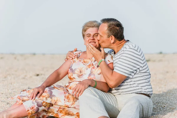 Pareja Adulta Romántica Pie Juntos Playa Pareja Madura Relajarse Playa — Foto de Stock