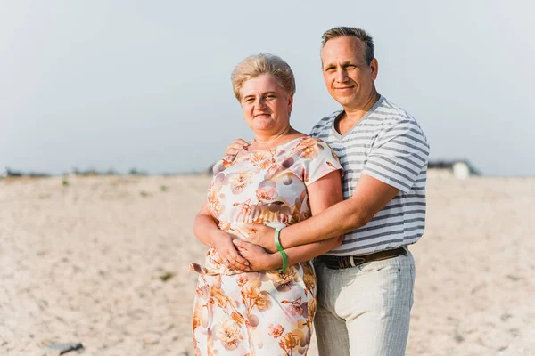 Pareja Adulta Romántica Pie Juntos Playa Pareja Madura Relajarse Playa — Foto de Stock