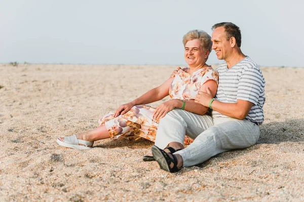 Pareja Adulta Romántica Pie Juntos Playa Pareja Madura Relajarse Playa — Foto de Stock