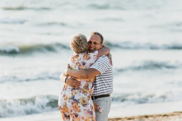 Pareja Adulta Romántica Pie Juntos Playa Pareja Madura Relajarse Playa — Foto de Stock