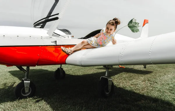 Niña Pelo Castaño Sentada Ala Avión Linda Chica Vestido Posando —  Fotos de Stock