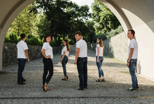 Família Feliz Shirt Branca Jeans Emracing Divertindo Pais Com Seus — Fotografia de Stock