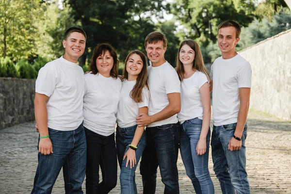 Familia Feliz Camiseta Blanca Vaqueros Corriendo Divirtiéndose Padres Con Sus — Foto de Stock