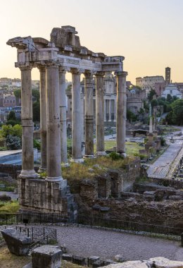 Roma kalıntıları tarafından erken sabah ışık yaktı. Arka planda Colosseum olduğunu