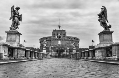 Roma, İtalya, Saint Angel kaleye giden köprünün uzun pozlama siyah beyaz fotoğraf