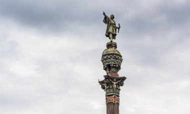 Bulutlu gökyüzü karşı Barcelona Kristof Kolomb heykeli