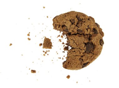 Beyaz arka plan üzerinde izole ısırıldı çikolatalı kurabiye