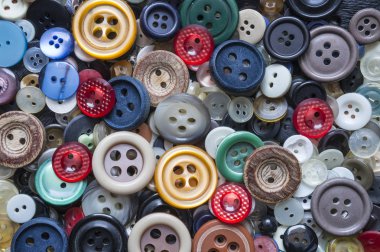 Farklı ebat ve malzemeler çok çeşitli renkli düğmeler