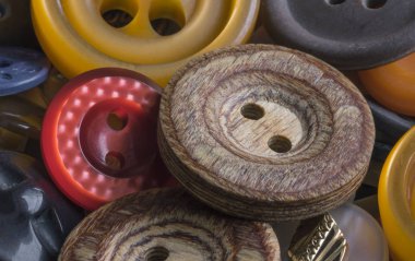 Çeşitli ahşap ve plastik düğmeler makro çekim