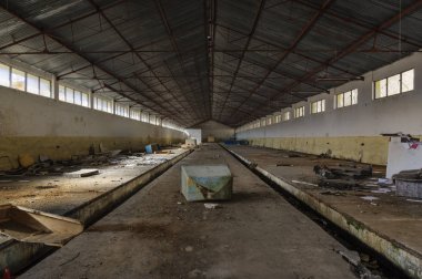 Sone atıklarla birlikte terk edilmiş depo iç dağılmış