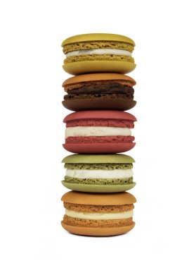 Beyaz arka plan üzerinde izole macaroons yığını