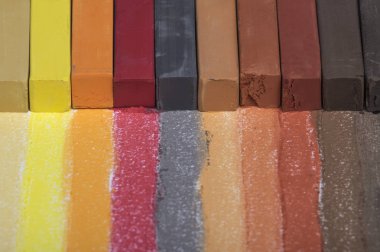 Pastel boya kalemi ve kağıt üzerinde onların işaretleri