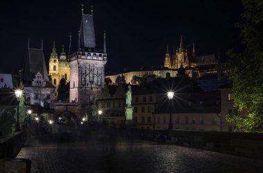 Gece Prag'da. Charles Köprüsü arka planda Prag Kalesi ile sonu