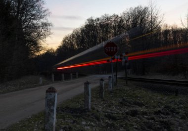 Uzun pozlama fotoğraf orman demiryolu geçişi geçen tren