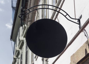 Boş metal işareti salonu giriş üzerinde duvara monte