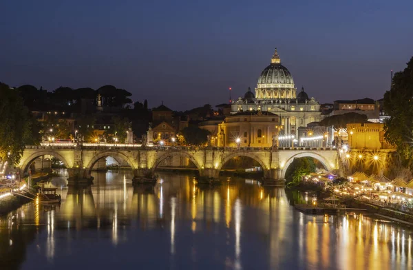 Tiber Nehri boyunca Roma ve St. Peter's Bazilikası'na gece görünümü