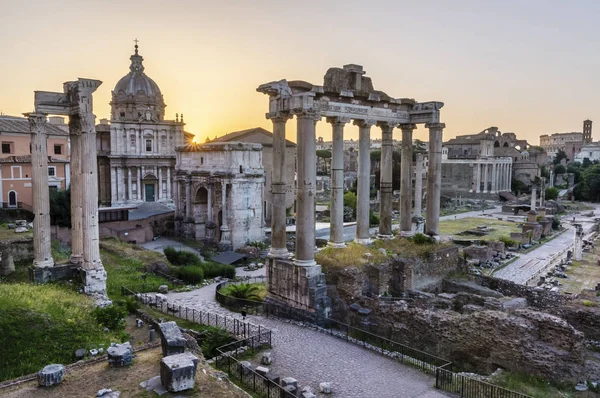 Roma kalıntıları tarafından erken sabah ışık yaktı. Arka planda Colosseum olduğunu