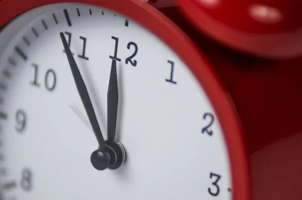 Kırmızı Alarm Clock Yüzünde Kapatın Eller Gösterilen — Stok fotoğraf