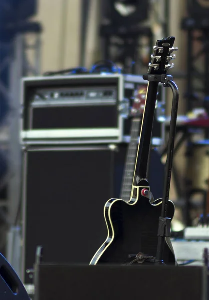 Electric Guitar Standing Rack Stage Background Out Focus Amplifier — Stock Photo, Image