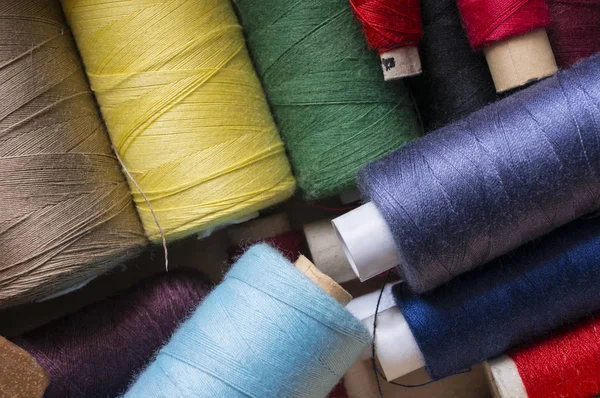 Biriktiricileri renkli iplik yakın çekim