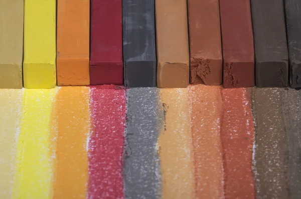 Pastel boya kalemi ve kağıt üzerinde onların işaretleri