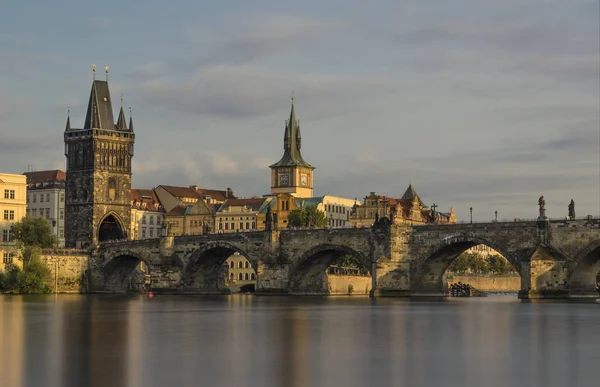 Довгою Витримкою Постріл Знаменитого Карлового Мосту Празі — стокове фото