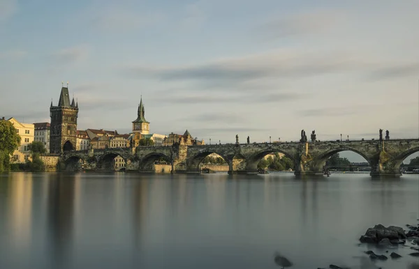 Uzun Pozlama Atış Prag Ünlü Charles Köprüsü Nün — Stok fotoğraf