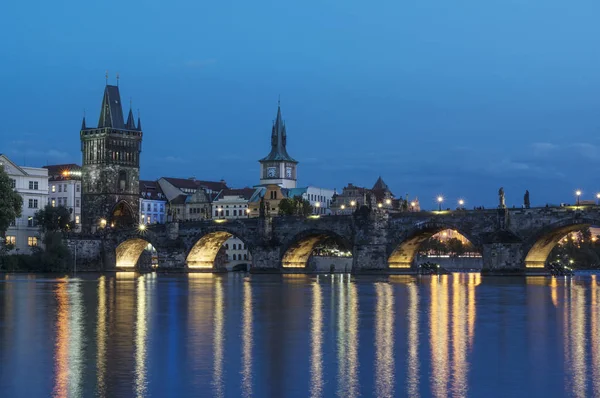Ночная Съемка Знаменитого Карлова Моста Праге — стоковое фото