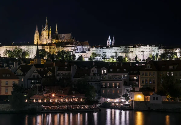 Castello Praga Notte Attraverso Fiume Moldava — Foto Stock