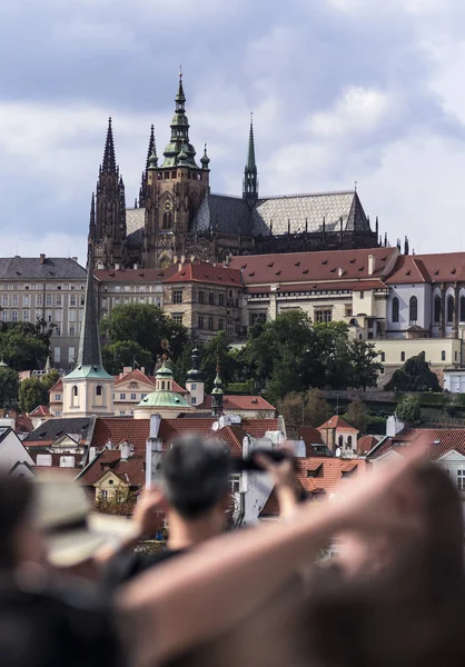 Prag Kalesi Odak Kalabalığın Önünde — Stok fotoğraf