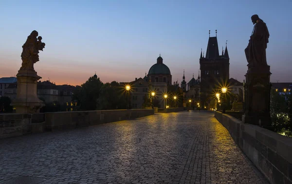 Şafakta Prag Daki Charles Köprüsü — Stok fotoğraf