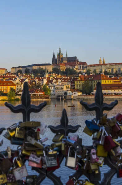 Prag Vltava Nehri Ekli Asma Kilitler Ile Önünde Metal Çit — Stok fotoğraf