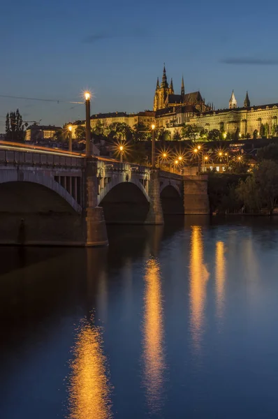 Katedral Için Önde Gelen Prag Vltava Nehri Üzerinde Köprü — Stok fotoğraf