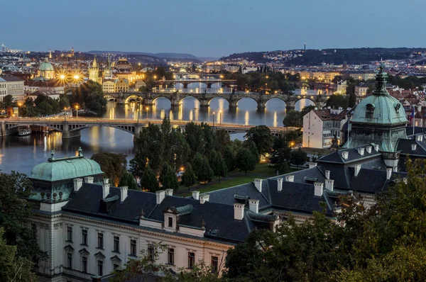 Prag Onun Köprüler Alacakaranlıkta Görünümü — Stok fotoğraf