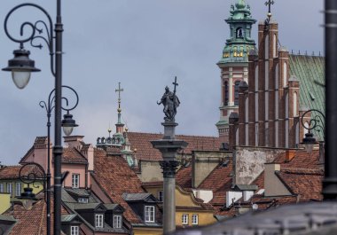 Varşova, Polonya ve eski şehir rooftops sütununda Sigismund'ın