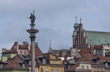 Varşova, Polonya ve eski şehir rooftops sütununda Sigismund'ın