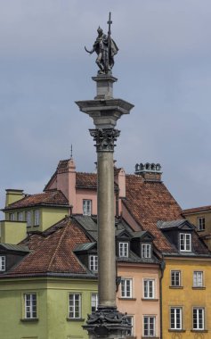 Varşova, Polonya ve eski şehir rooftops sütununda Sigismund'ın