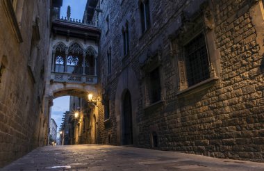 Barselona Gothic İlçesi'nde iki eski binalar arasında köprü