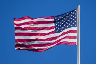 Gökyüzü karşı rüzgarda, Amerika Birleşik Devletleri sallayarak bayrağını temizle
