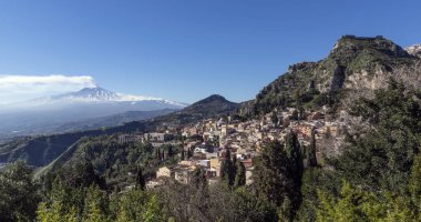 Şehir Taormina Sicilya. Arka plan yasaktır Yanardağı Etna